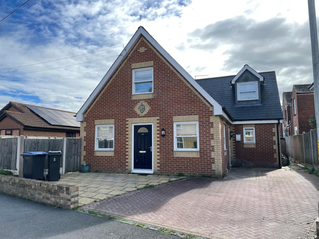 Lot: 57 - VACANT MODERN HOUSE -